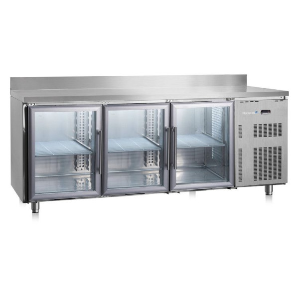 Tavolo refrigerato in acciaio inossidabile Marecos Softline profondo 600 mm con 3 porte in vetro e alzatina, 222.018
